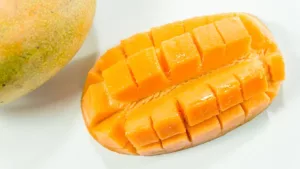 Read more about the article Защо мангото е най-добрият плод за кожата?