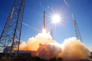Read more about the article Вижте как двигател на SpaceX изстрелва плазмен лъч към стоманена плоча с водно охлаждане!