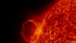 Read more about the article Гигантско слънчево петно с размер четири пъти по-голям от този на Земята!