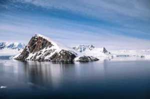Read more about the article Мистериозна “пирамида”, открита в Антарктида под леда!